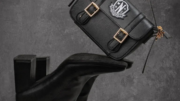 Idée Cadeau Noël Sacoche Noire Académie Nevermore #1